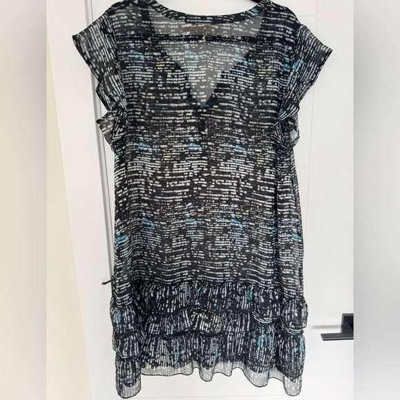 DKNY Belted Geometric Mini Dress Size L Flutter Sleeve Tiered Ruffle Hem - Picture 7 of 8